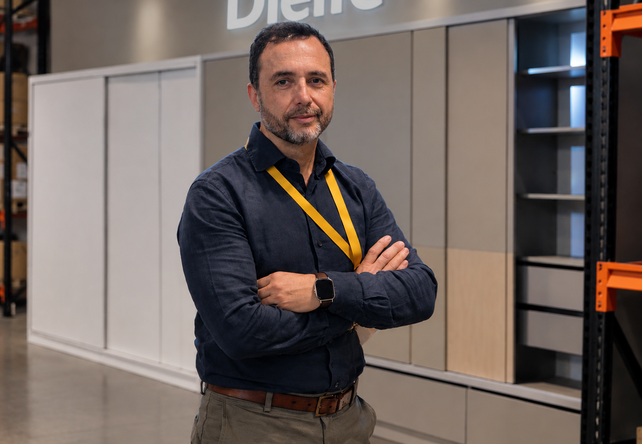 Diego Sermoneta es el gerente general de la fábrica de muebles Dielfe.