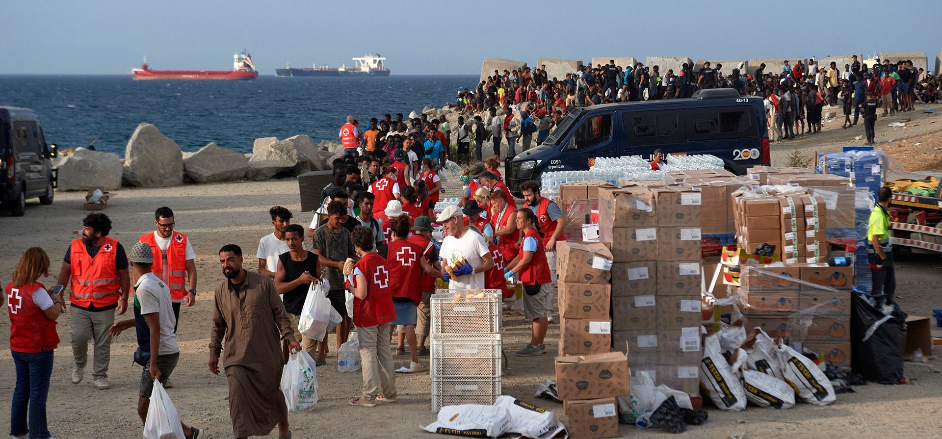 Migrantes que cruzaron de Marruecos a España hacen fila para recibir alimentos en una playa del enclave español de Ceuta, España, el miércoles 19 de agosto de 2026. (Foto AP/Antonio Sempere) Migrantes que cruzaron de Marruecos a España hacen fila para recibir alimentos en una playa del enclave español de Ceuta, España, el miércoles 19 de agosto de 2026. (Foto AP/Antonio Sempere)