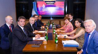Reunión en el FMI del presidente argentino, Alberto Fernández, con la comisión directiva del Fondo. Surgió el Acuerdo de refinanciación generando expectativas de mejoras en la economía, baja de la inflación y eliminación de la pobreza.&nbsp;