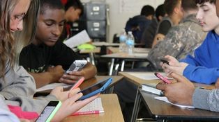 Prohíben el celular en las escuelas francesas