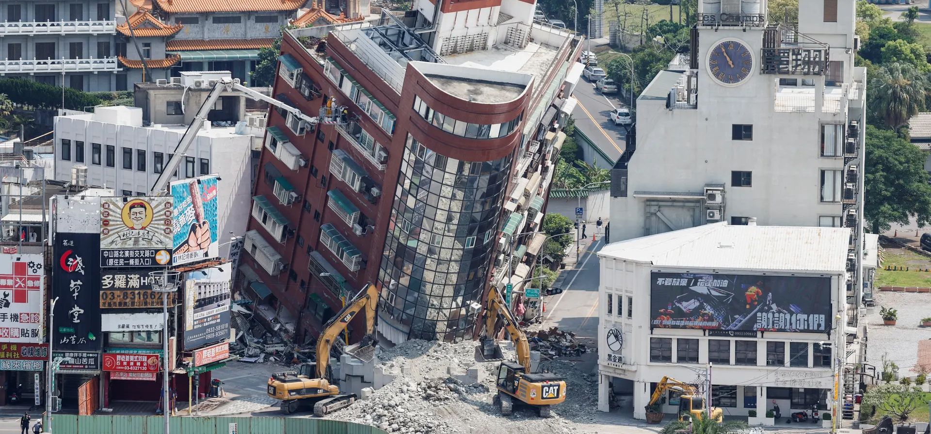 Trabajos en el lugar del derrumbe parcial de un edificio tras el terremoto, Hualien, Taiwán. Fotografía: Carlos García Rawlins/Reuters Trabajos en el lugar del derrumbe parcial de un edificio tras el terremoto, Hualien, Taiwán. Fotografía: Carlos García Rawlins/Reuters