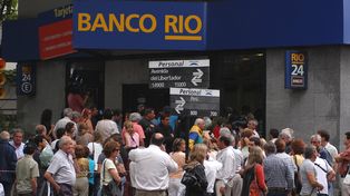 Los clientes del banco Río de Acasusso rodean alborotados la sucursal tras el cinematográfico robo.