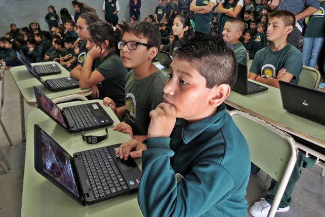Balagué inauguró un aula digital en la escuela Nº 1441 Alberto Monti, de Santa Fe