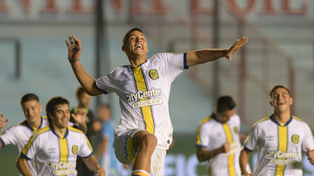 Pura risa. El pibe Alejo Veliz ya clavó un zapatazo en el ángulo y sale a festejarlo. Fue el tercero, el que selló la victoria canalla en Sarandí.