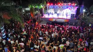 El acceso principal a la joven ciudad de San Vicente, en el departamento Castellanos, se vistió de carnaval.