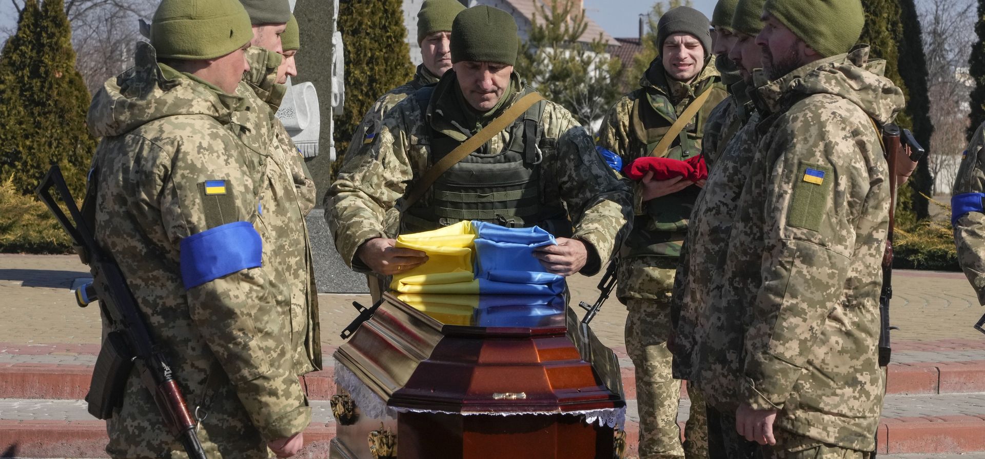 Soldados ucranianos doblan la bandera nacional en el ataúd mientras rinden su último homenaje al coronel Valeriy Gudz, quien murió en una batalla contra los rusos, en un cementerio en la ciudad de Boryspil, cerca de la capital, Kiev, Ucrania, el martes 15 de marzo de 2022.