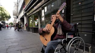 El músico Marcelo Moyano luce, como siempre en Córdoba al 1000, una de sus nuevas guitarras a ritmo de zamba.