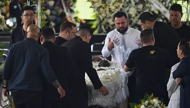 Miles de personas le dan el último adiós al rey Pelé en el velorio en el estadio de Santos