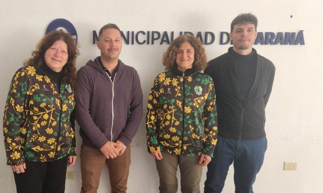 Los organizadores del maxibásquet junto a los dirigentes municipales.&nbsp;