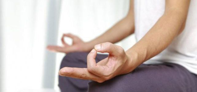 Lo arrestaron por tratar de hacer yoga en pleno vuelo