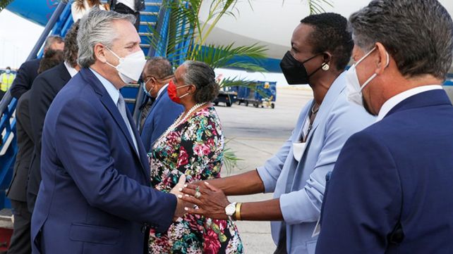 Alberto Fernández concluye su gira con una reunión con la primera ministra de Barbados
