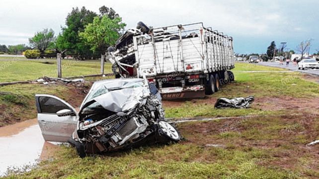 Destrozado. El automóvil se estrelló frontalmente contra el camión.