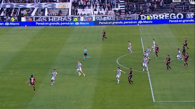 Lucas Carrizo la manda adentro y Santiago Solari está volviendo del off side