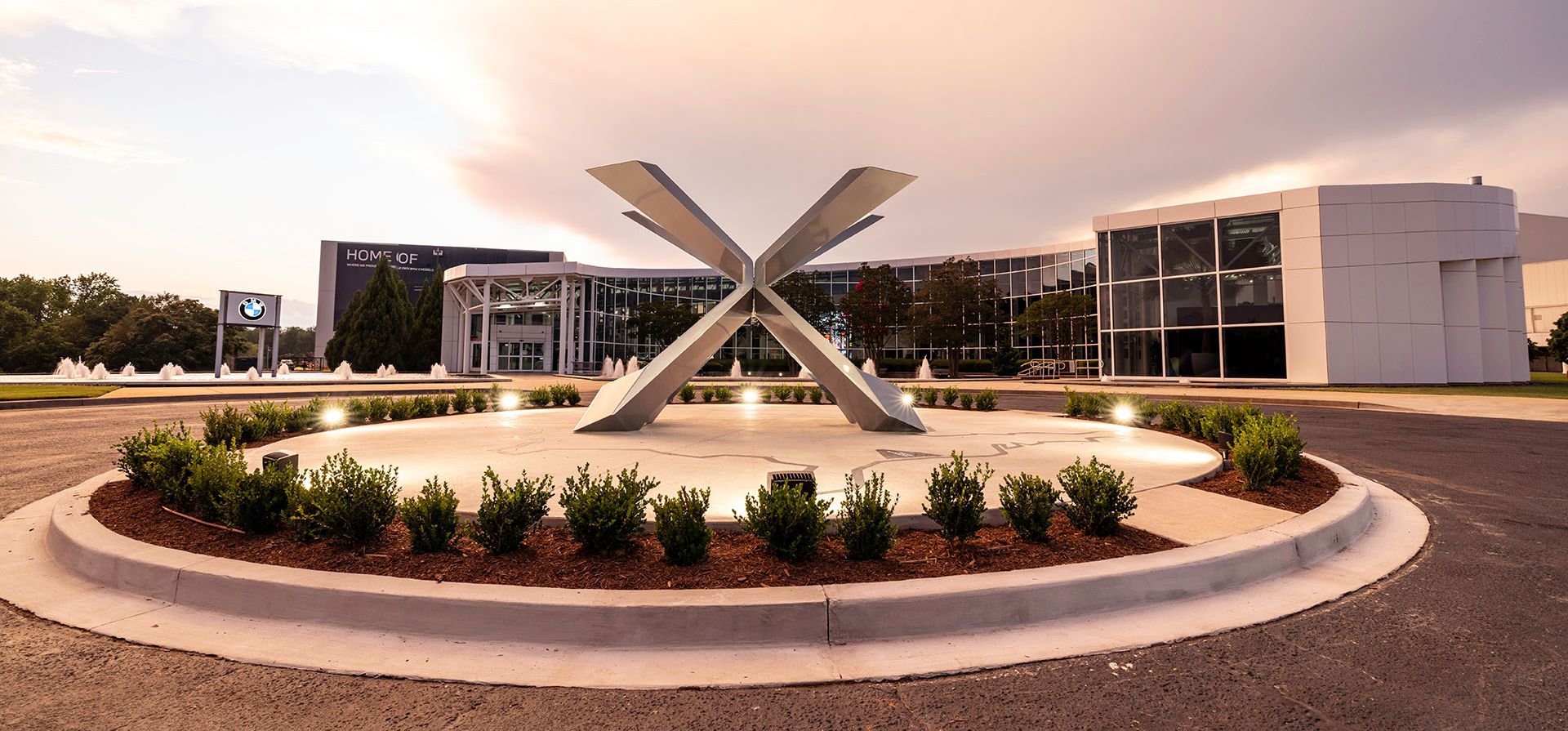 La escultura iluminada en forma de "X" se encuentra frente al Centro de Operaciones de BMW Group Plant, antes del evento "Home of the X", el lunes 29 de junio de 2026 en Spartanburg, Carolina del Sur. (Jason Walle/AP Content Services para BMW de Norteamérica) La escultura iluminada en forma de "X" se encuentra frente al Centro de Operaciones de BMW Group Plant, antes del evento "Home of the X", el lunes 29 de junio de 2026 en Spartanburg, Carolina del Sur. (Jason Walle/AP Content Services para BMW de Norteamérica)