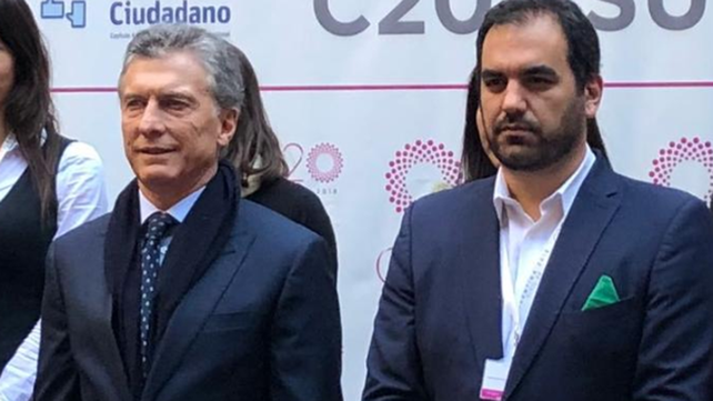 Macri recibió un pañuelo verde de la campaña a favor del aborto