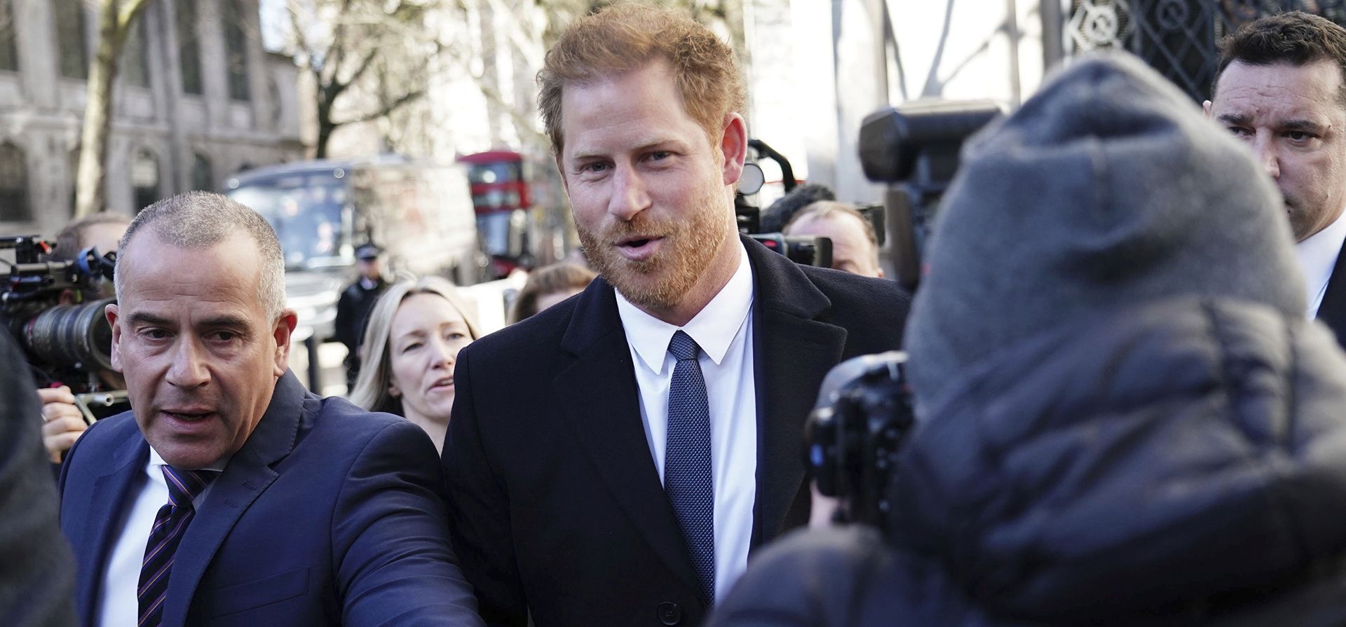 El príncipe Harry de Gran Bretaña llega a los Tribunales Reales de Justicia de Londres, el lunes 27 de marzo de 2023. El abogado de un grupo de tabloides británicos se preparaba para pedirle a un juez que desestimara demandas del príncipe, Elton John y varias otras celebridades que alegan escuchas telefónicas y otras invasiones de la privacidad. (Jordan Pettitt/PA Wire/PA vía AP)