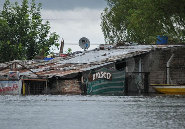 Expectativas. Los vecinos miran al cielo y piden una tregua para que el agua comience a descender. UNO de Santa Fe/Juan M. Baialardo