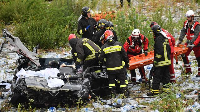Las imágenes del dramático rescate tras el derrumbe del puente en Génova