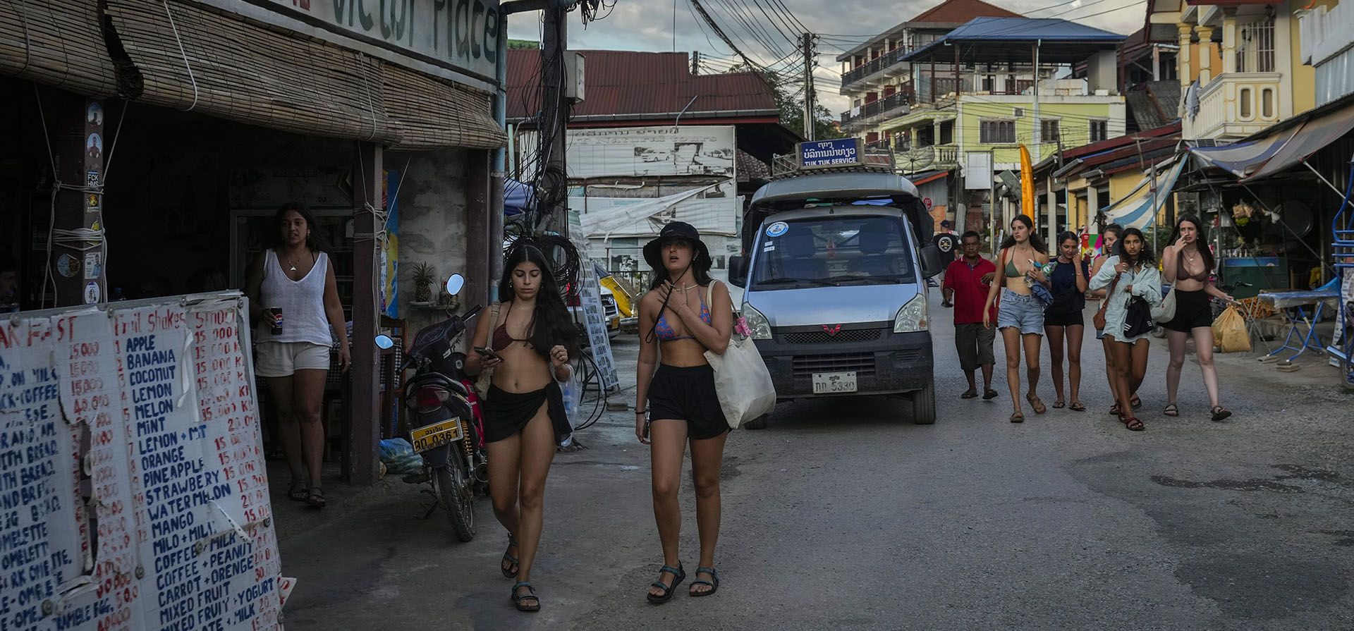 Turistas extranjeros caminan por una calle cerca de bares en Vang Vieng, Laos, el martes 19 de noviembre de 2024. (Foto AP/Anupam Nath) Turistas extranjeros caminan por una calle cerca de bares en Vang Vieng, Laos, el martes 19 de noviembre de 2024. (Foto AP/Anupam Nath)