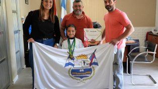La joven campeona sudamericana junto a sus padres y el intedendente de Oro Verde.