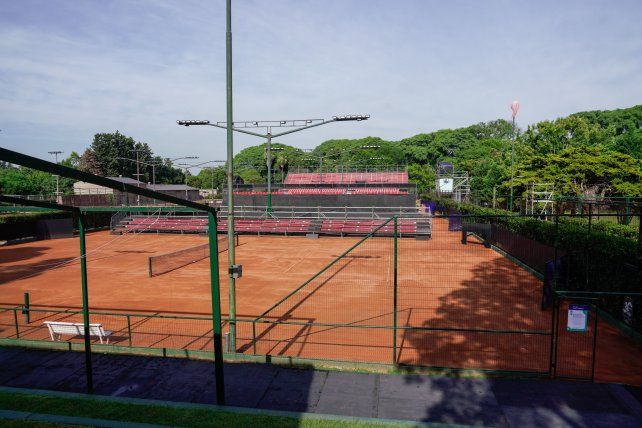 Una vista de las tres canchas desde donde funciona el restaurant del tenis en Jockey Club, lugar que durante el torneo será el Hospitality.