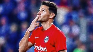 Lucas Alario anotó su primer gol oficial con la camiseta de Frankfurt.