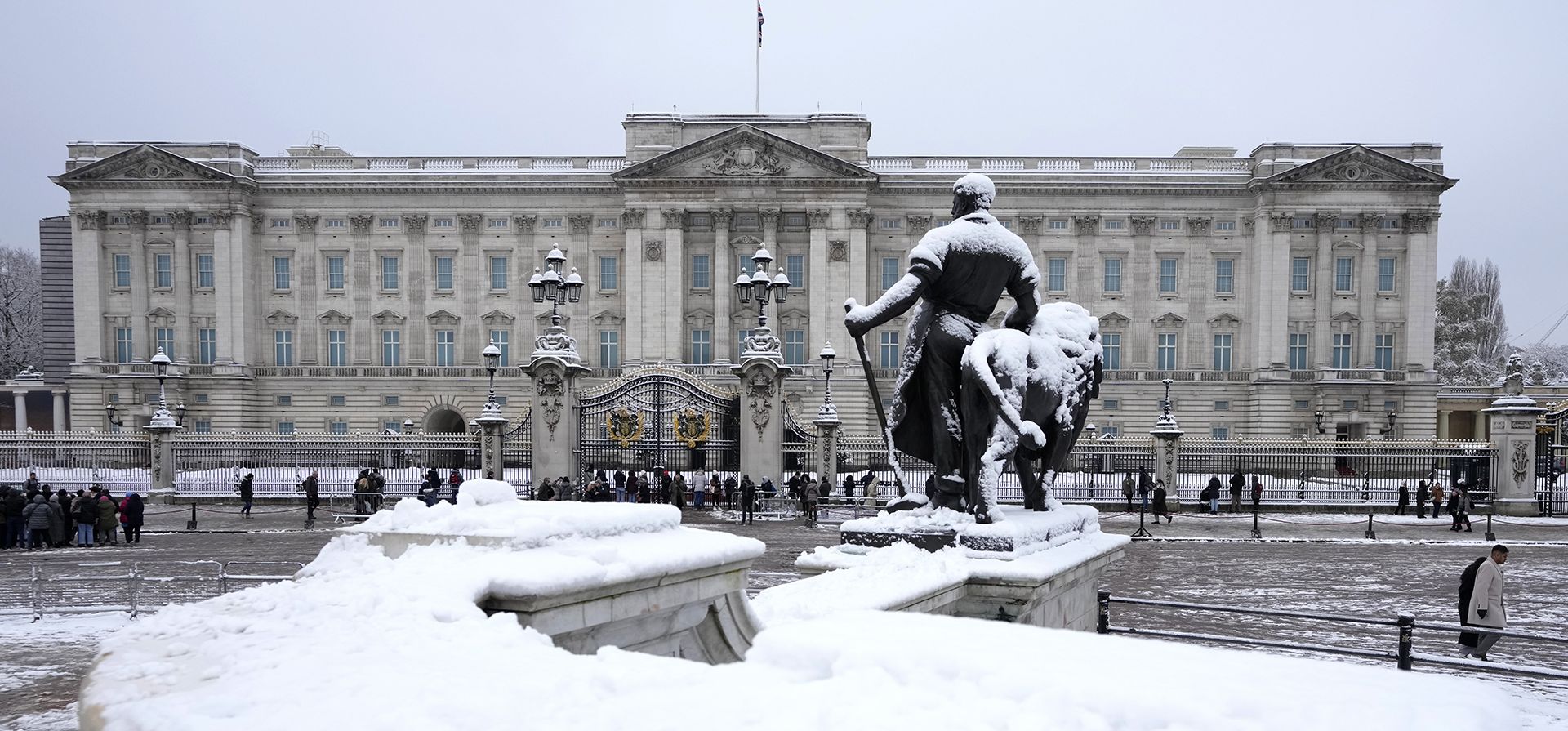 Una vista de una estatua cubierta de nieve cerca del Palacio de Buckingham en Londres, el lunes 12 de diciembre de 2022. La nieve y el hielo han barrido partes del Reino Unido, con condiciones invernales frías que continuarán durante días. (Foto AP/Kirsty Wigglesworth)