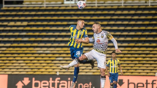 Alejo Veliz intenta de arriba ante el defensor de Táchira