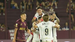 Todo Newell’s festeja el segundo gol ante Lanús.