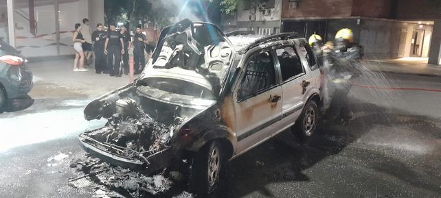 Una Ford Ecosport se prendió fuego el viernes 26 de diciembre de 2025 en Paraguay y Riobamba.