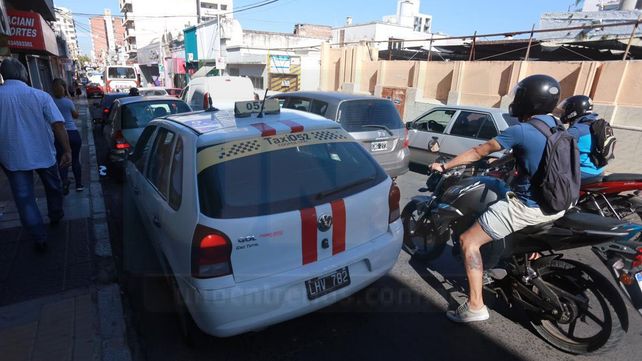 Taxistas de Paraná cortan calles para poder aumentar tarifa