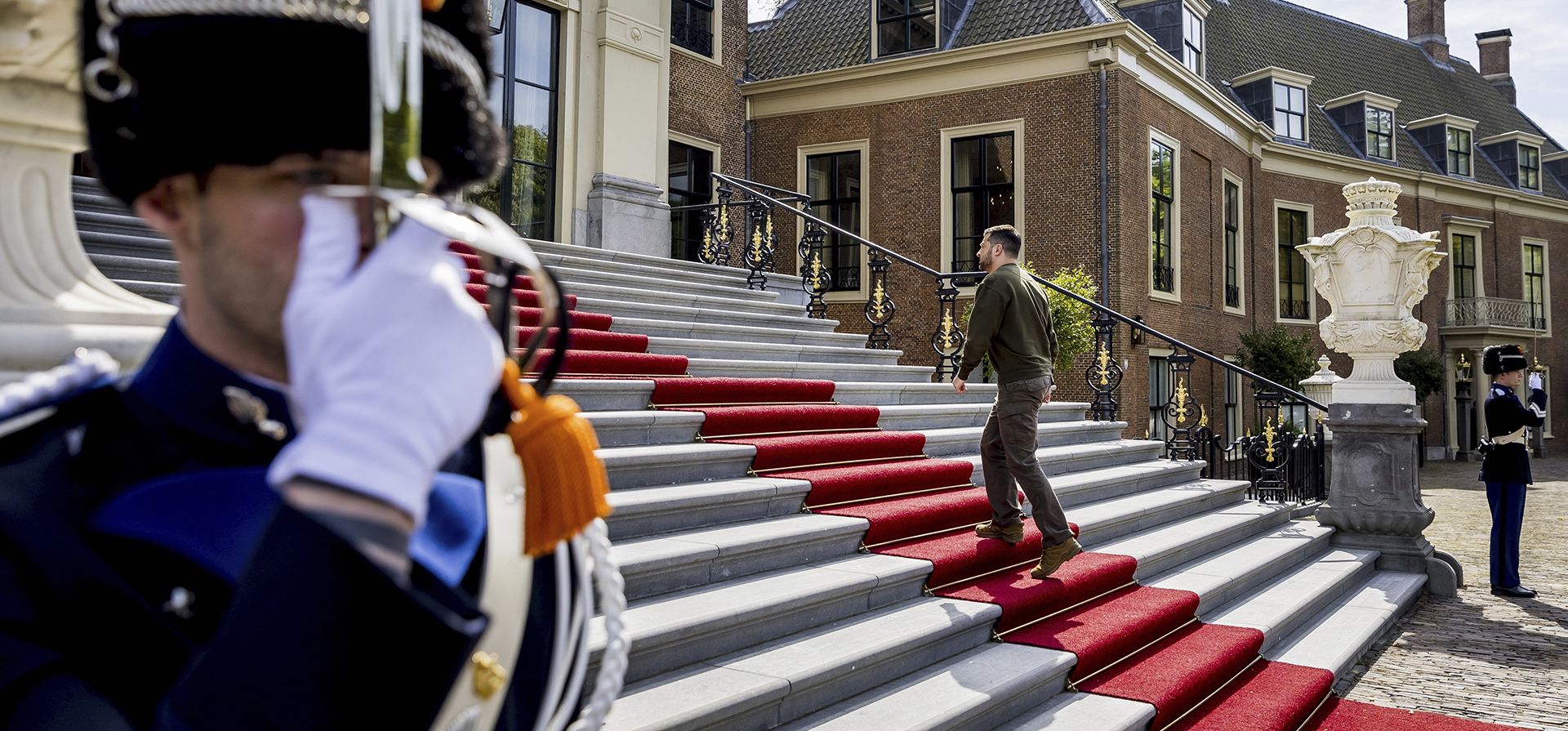 El presidente de Ucrania, Volodymyr Zelenskyy, en la alfombra, llega para reunirse con el rey holandés Willem-Alexander en La Haya, Países Bajos, el jueves 4 de mayo de 2023. (Remko De Waal/Pool Photo vía AP)