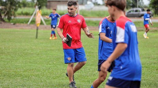 Unión confirmó la salida de Mosset y la llegada de Vazzoler como DT de la reserva