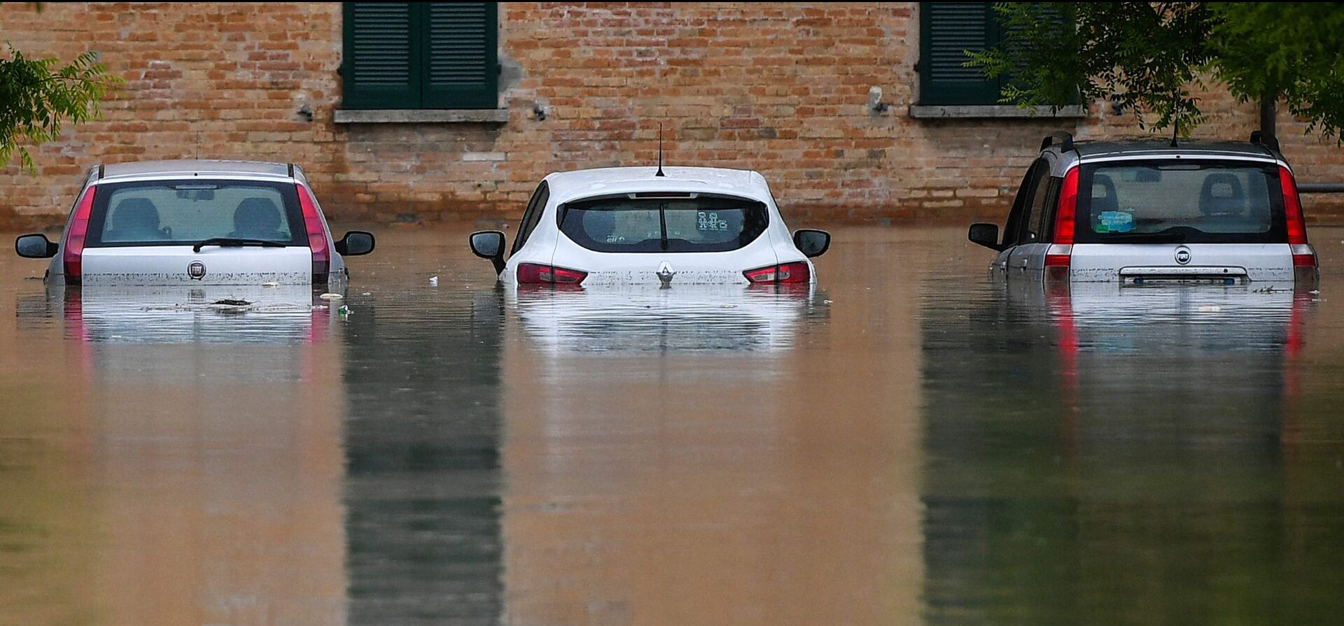 Coches inundados en una calle de Cesena.