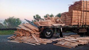 Ruta Nacional 12: dos camiones volcaron y hay demoras en el tránsito