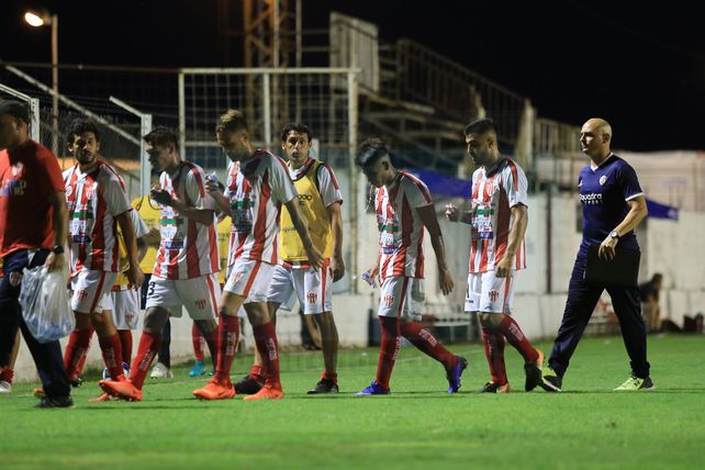 Atlético Paraná cayó por goleada en su visita a Las Parejas