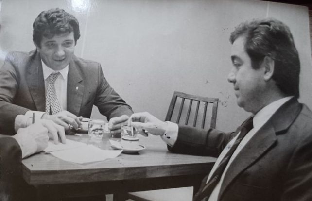 José María Vernet, gobernador peronista de los 80, con Alfonsín por arriba y Usandizaga abajo