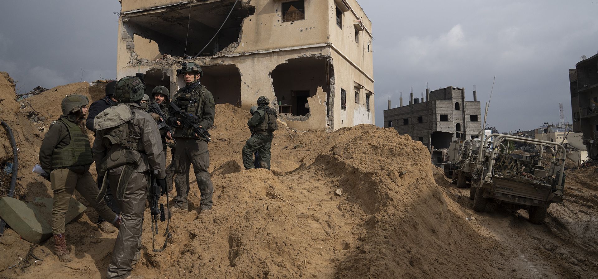 Soldados israelíes se encuentran afuera de un edificio durante la ofensiva terrestre en la Franja de Gaza en Khan Younis, el sábado 27 de enero de 2024. (Foto AP/Sam McNeil) Soldados israelíes se encuentran afuera de un edificio durante la ofensiva terrestre en la Franja de Gaza en Khan Younis, el sábado 27 de enero de 2024. (Foto AP/Sam McNeil)