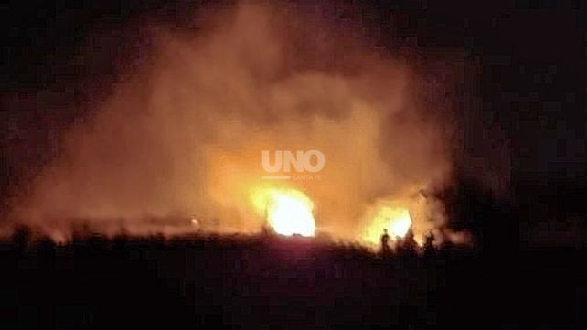 Bomberos extinguieron un gran incendio de pastizales a la vera de la ruta nacional 168
