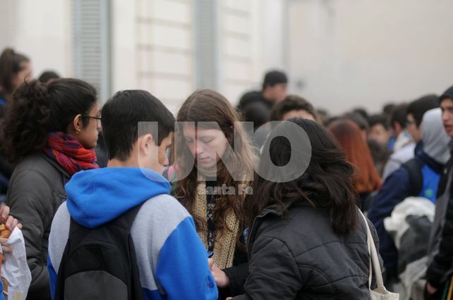 Sus compañeros y docentes.Habían organizado