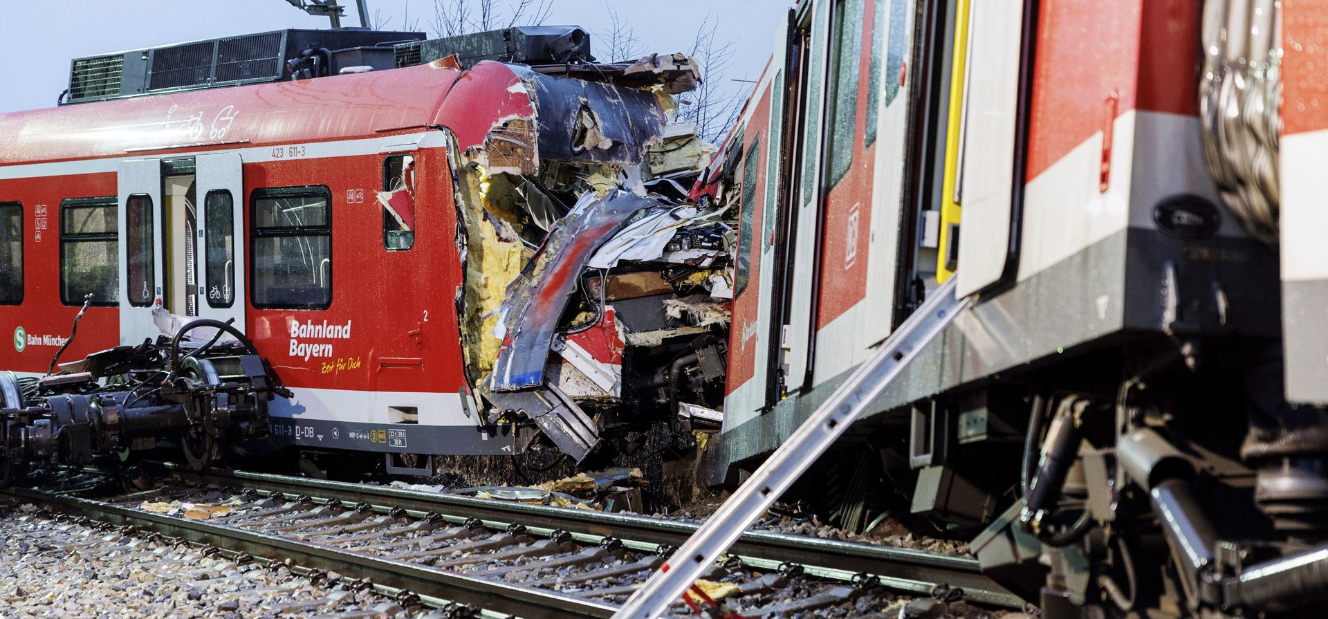 Dos trenes S-Bahn dañados se ven en la escena del accidente un día después de una colisión en Schaeftlarn, Alemania, el martes 15 de febrero de 2022. La policía alemana dice que varias personas resultaron heridas y al menos una persona murió en el accidente. 