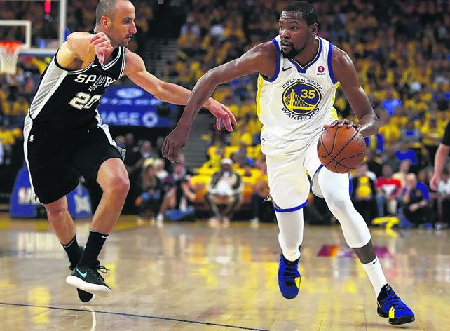 Entregó todo. El bahiense también se encargó de la marca de Kevin Durant.