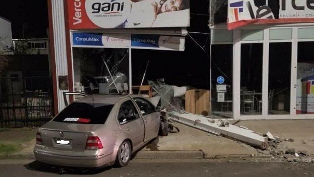 Jóvenes perseguidos por la Policía chocaron contra un comercio