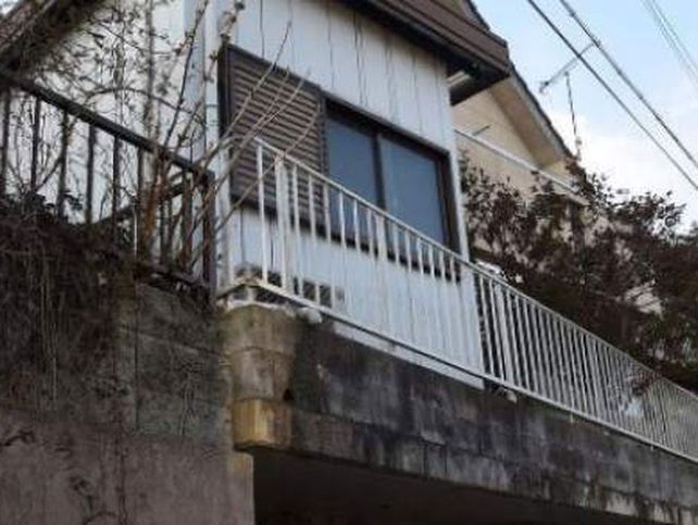 El japonés mantenía encarcelado a su hijo en una jaula de madera de un metro de alto por 1