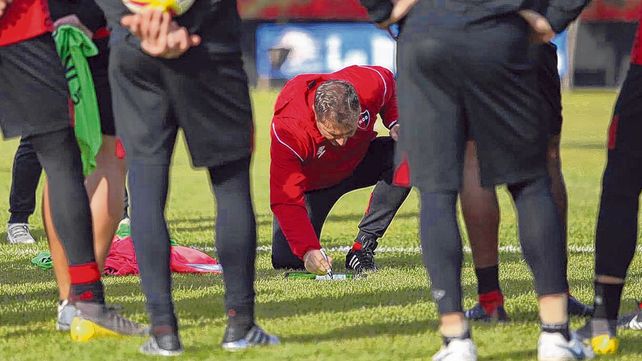 Ultimas anotaciones. El DT leproso ya definió los nombres a contratar y los directivos fueron a la carga por las incorporaciones que necesita para su nuevo Newells.