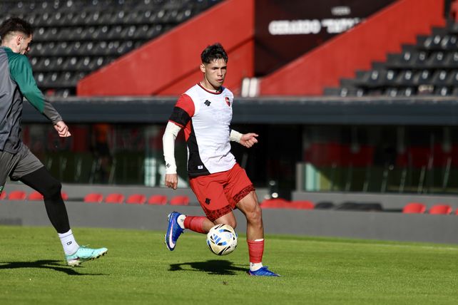 Walter Núñez marcó el gol en el choque entre titulares.