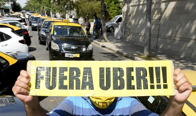Los tacheros señalan que la multiplicación de Uber obedece a que hay muchos remises truchos que ahora están trabajando con estas aplicaciones