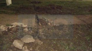 Demora eterna. Caño roto en plaza La Delfina de Paraná.&nbsp;