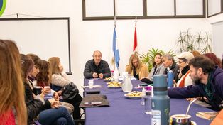 El intendente Adrián Maglia y la secretaria de Hacienda, Silvina Aguilar, durante la reunión con directivos y cooperadoras escolares en Estación Esperanza.