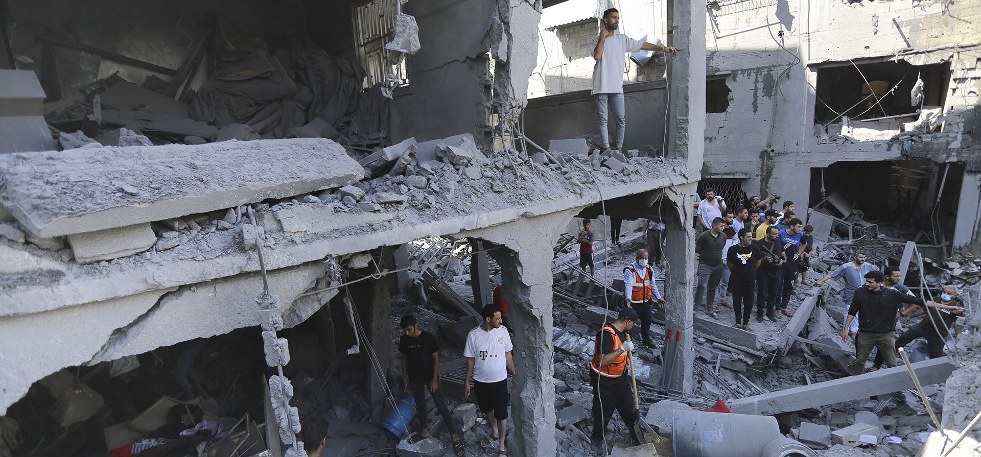 Palestinos buscan sobrevivientes después de los ataques aéreos israelíes en la ciudad de Gaza, Franja de Gaza, el miércoles 17 de octubre de 2023. (Foto AP/Abed Khaled) Palestinos buscan sobrevivientes después de los ataques aéreos israelíes en la ciudad de Gaza, Franja de Gaza, el miércoles 17 de octubre de 2023. (Foto AP/Abed Khaled)